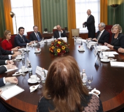 Sus Majestades los Reyes en la GravenKramer (sala de reuniones) del Inner Court